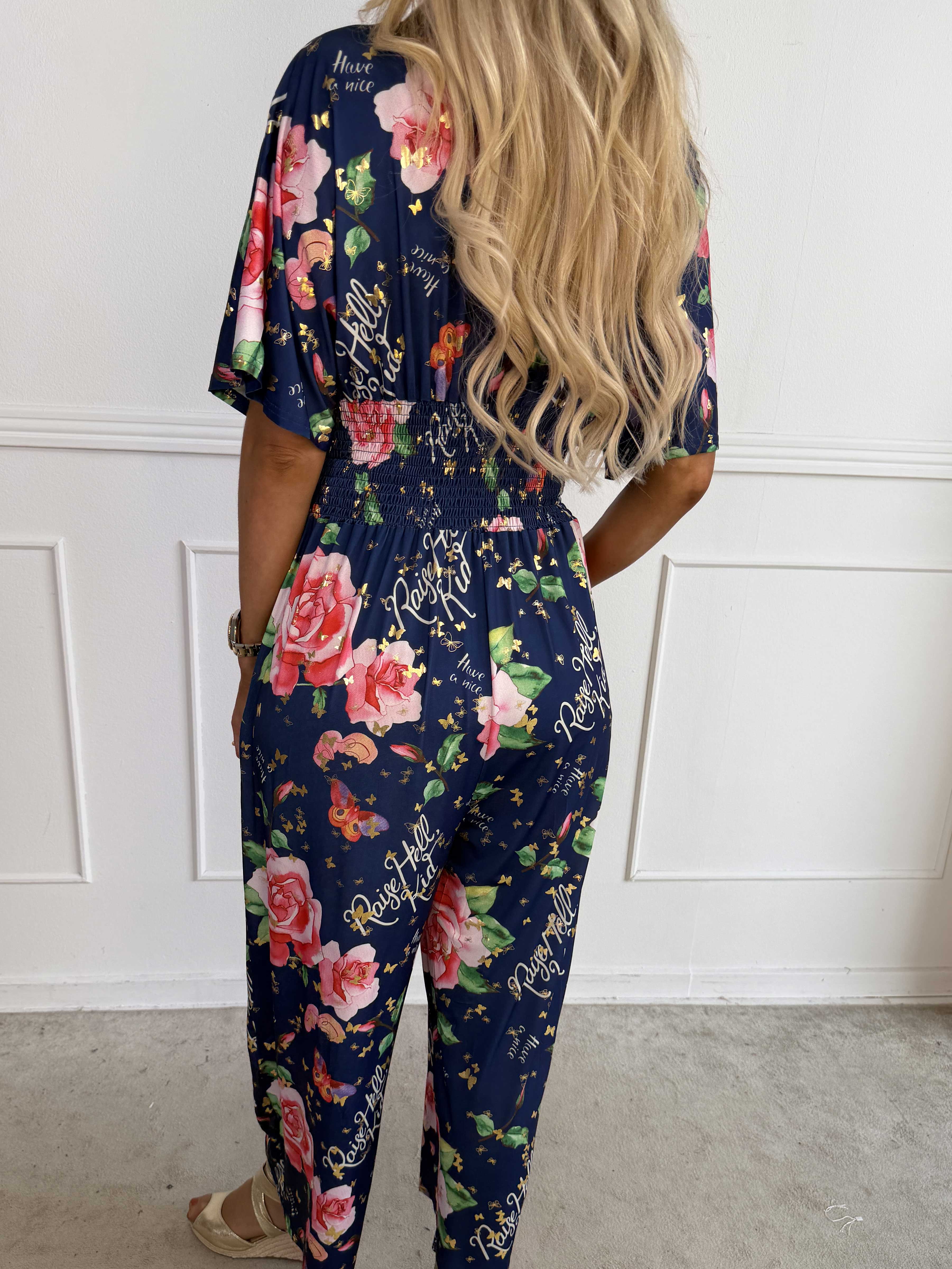 Pams Raise Jumpsuit - Elastisk buksedragt med blomsterr og guldsommerfugle